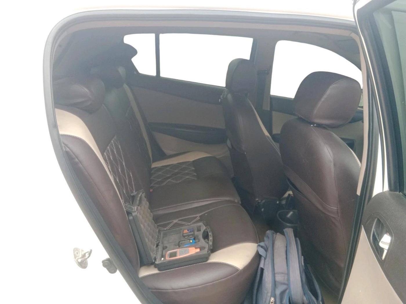 2013 Hyundai i20 SPORTZ 1.2, CNG, Manual, 1,07,560 km, interior