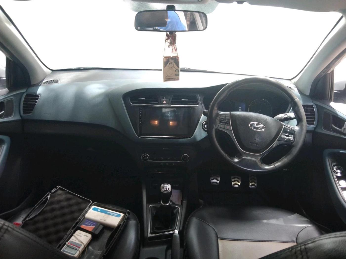 2017 Hyundai i20 Active 1.2 SX, Petrol, Manual, 1,43,167 km, interior