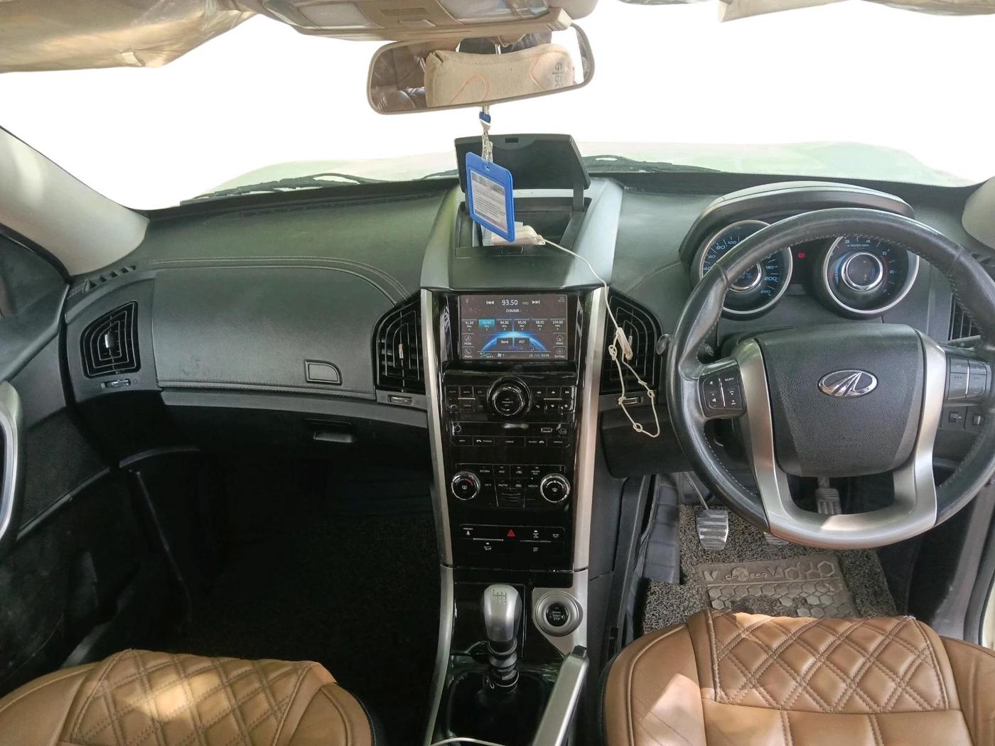 2018 Mahindra XUV500 W11, Diesel, Manual, 1,14,076 km, interior
