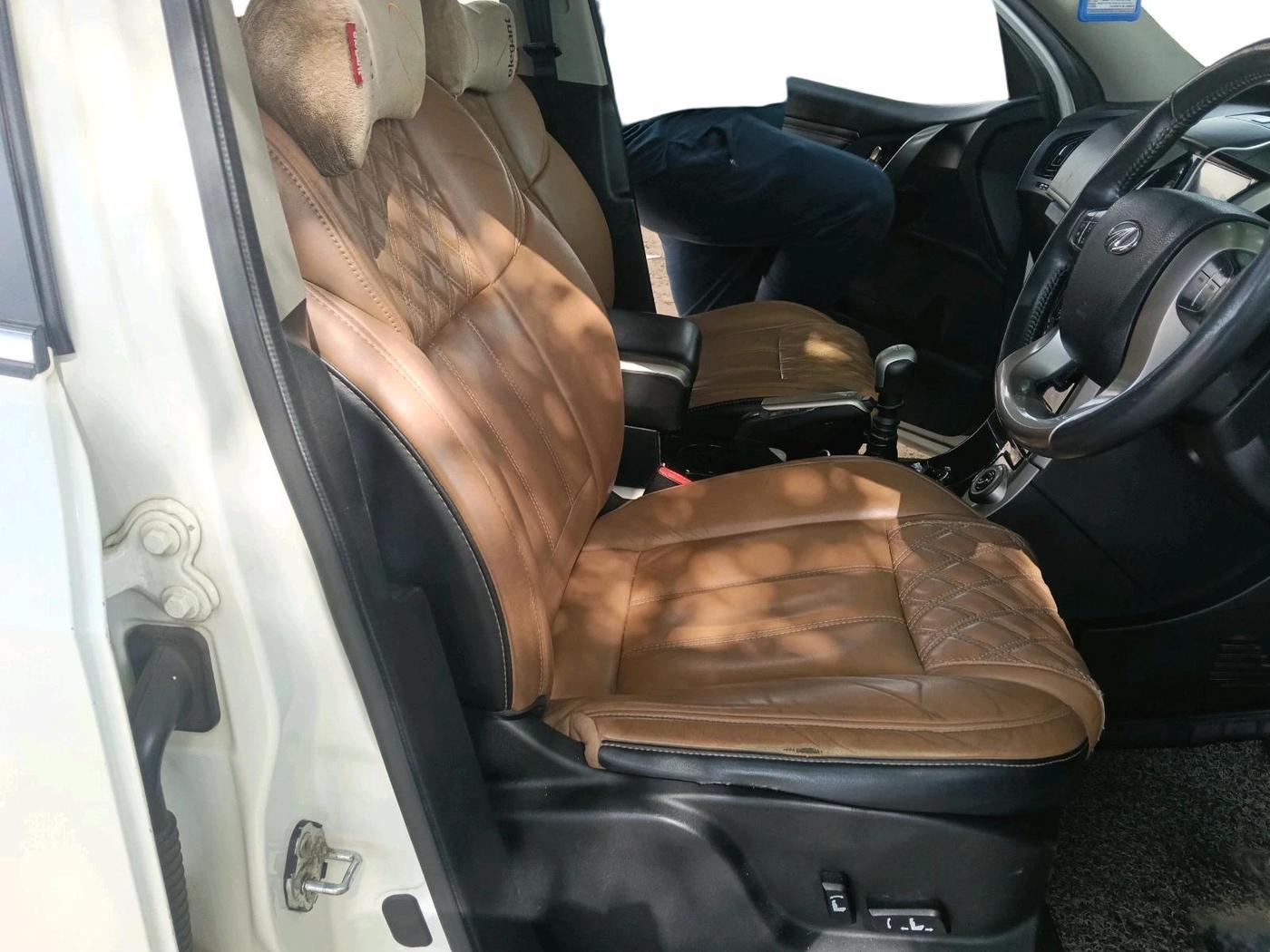 2018 Mahindra XUV500 W11, Diesel, Manual, 1,14,076 km, interior