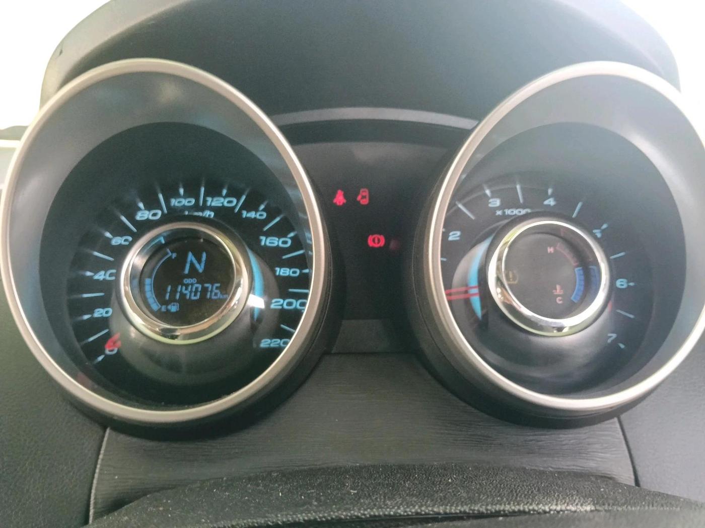 2018 Mahindra XUV500 W11, Diesel, Manual, 1,14,076 km, interior
