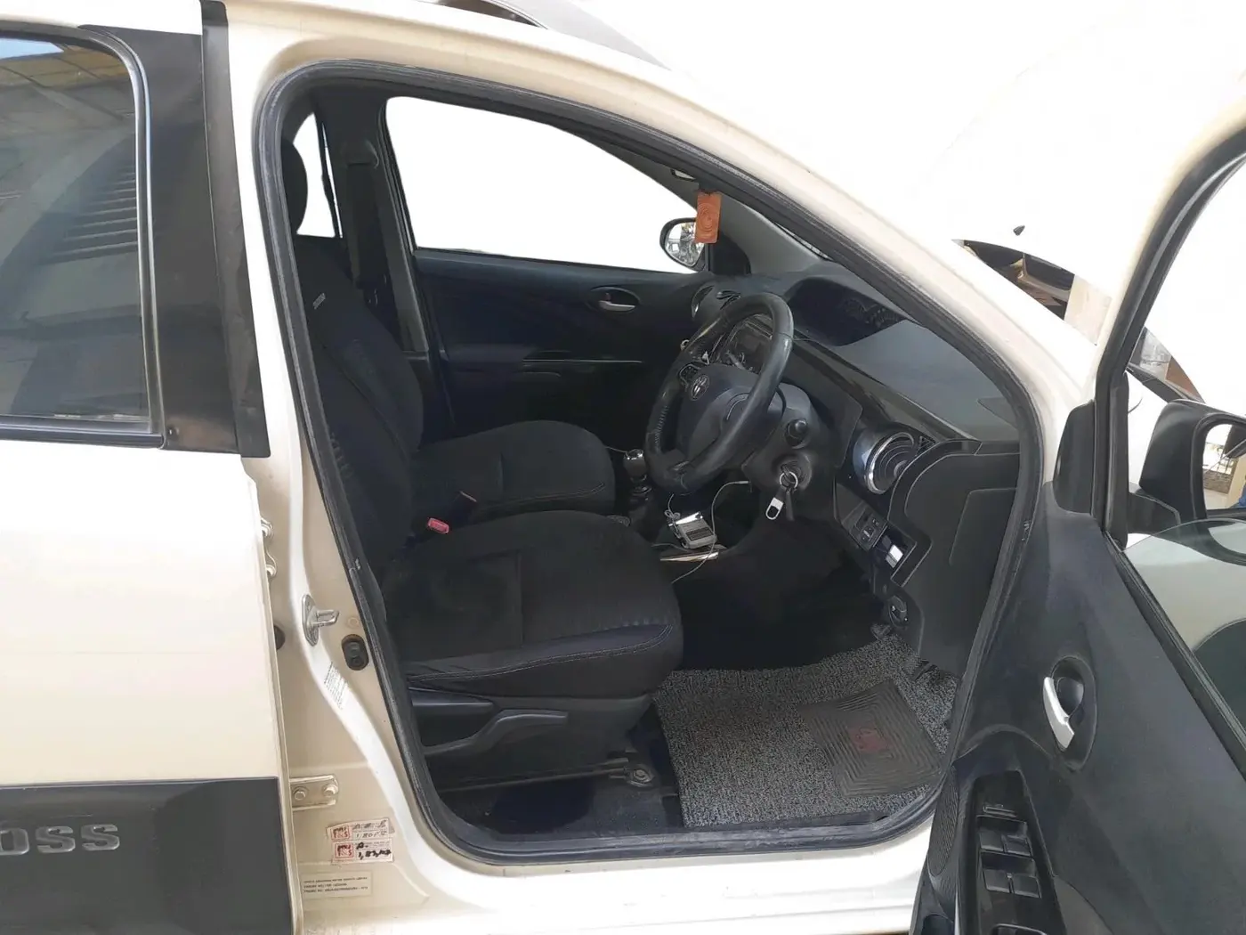 2015 Toyota Etios CROSS 1.4 VD, Diesel, Manual, 1,96,284 km, interior
