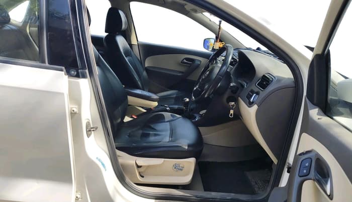 2013 Volkswagen Vento HIGHLINE DIESEL 1.6, Diesel, Manual, 1,11,245 km, interior