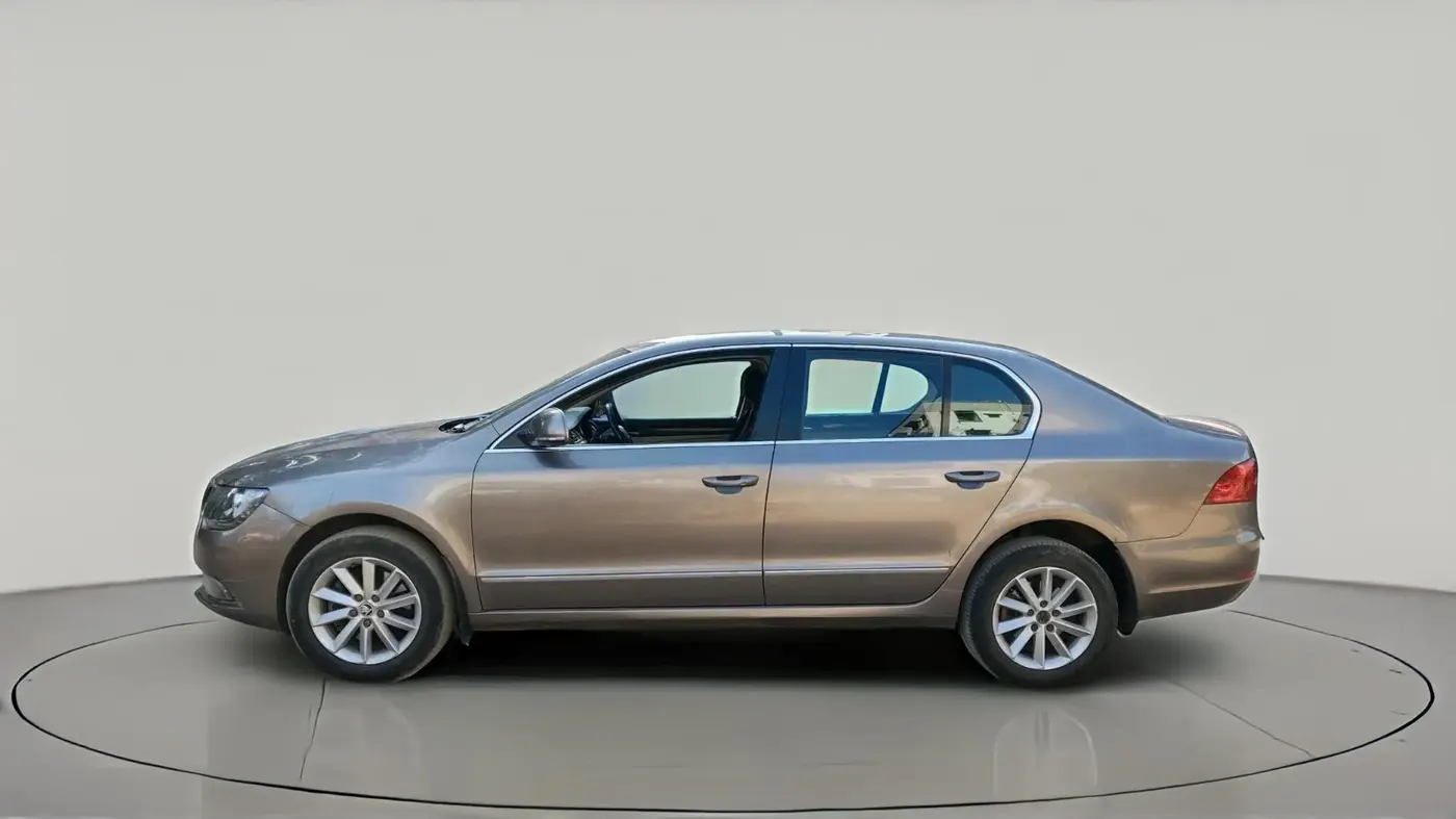 2014 Skoda Superb ELEGANCE 2.0 TDI CR AT, Diesel, Automatic, 1,22,522 km, exterior