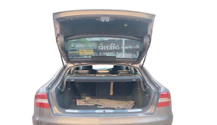 2014 Skoda Superb ELEGANCE 2.0 TDI CR AT, Diesel, Automatic, 1,22,522 km, exterior