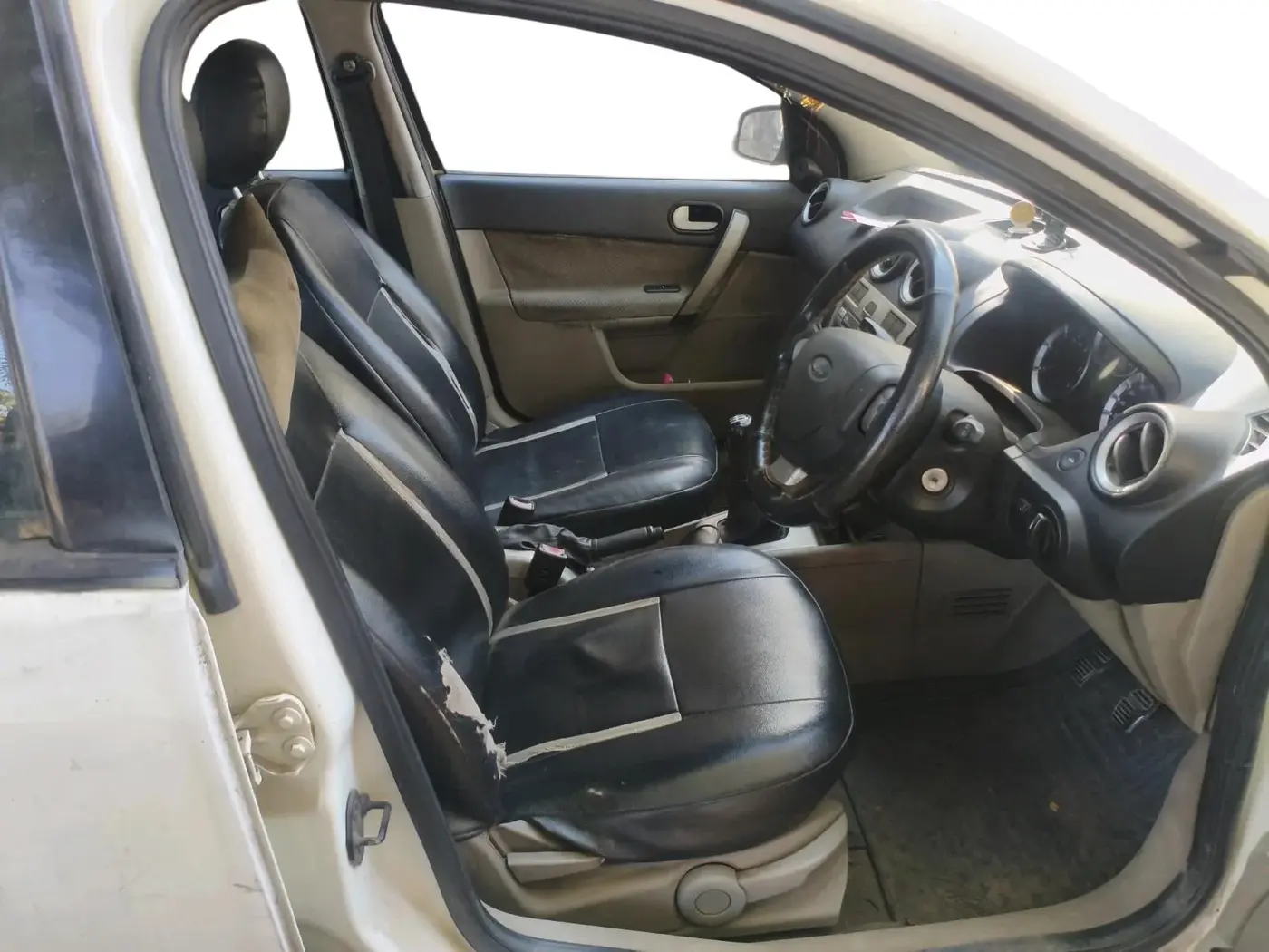 2011 Ford Fiesta EXI 1.4 DIESEL, Diesel, Manual, 1,66,032 km, interior