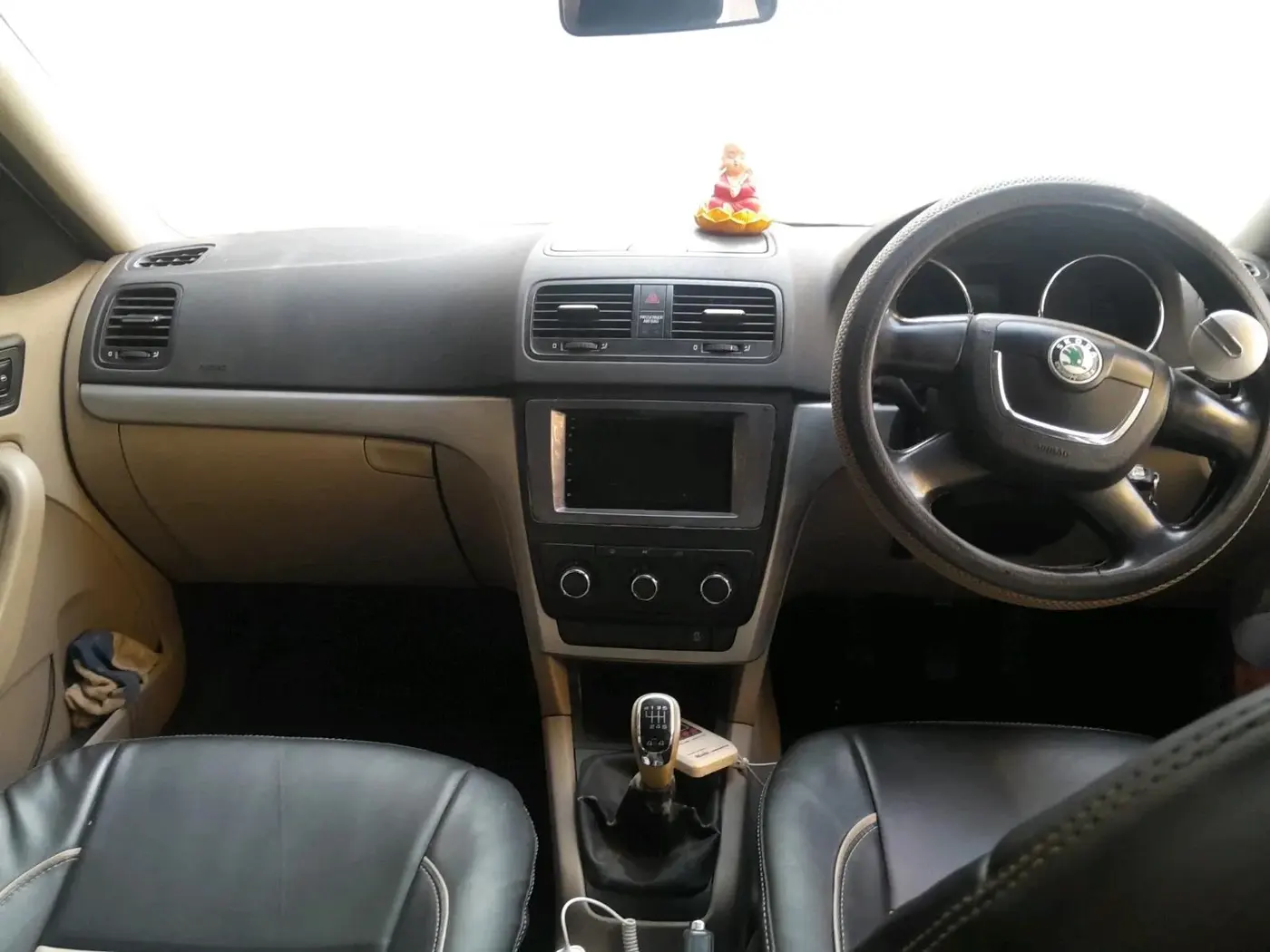 2011 Skoda Yeti AMBITION 2.0 TDI CR 4X2, Diesel, Manual, 1,00,000 km, interior