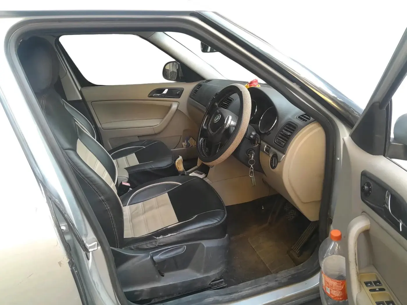 2011 Skoda Yeti AMBITION 2.0 TDI CR 4X2, Diesel, Manual, 1,00,000 km, interior