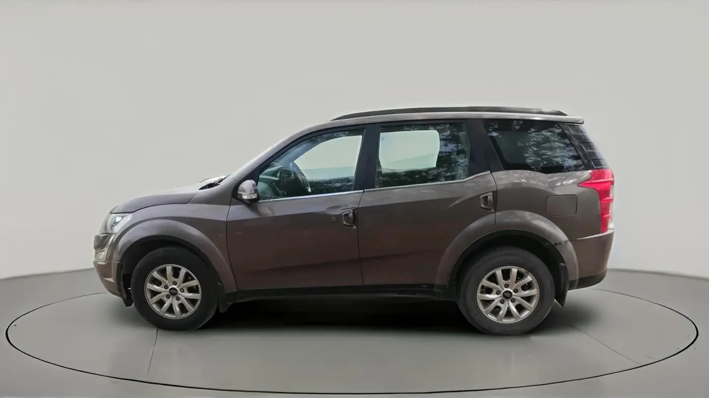 2017 Mahindra XUV500 W10, Diesel, Manual, 2,66,120 km, exterior