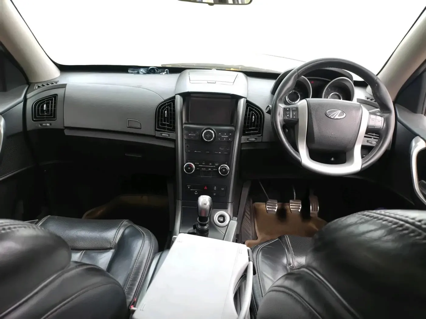 2017 Mahindra XUV500 W10, Diesel, Manual, 2,66,120 km, interior