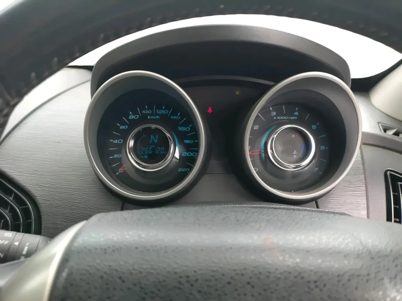 2017 Mahindra XUV500 W10, Diesel, Manual, 2,66,120 km, interior
