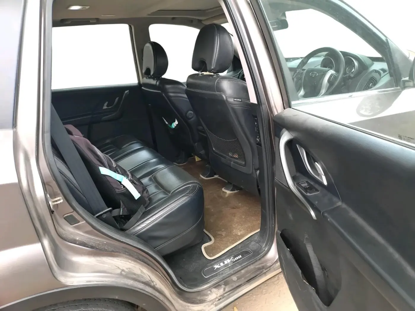 2017 Mahindra XUV500 W10, Diesel, Manual, 2,66,120 km, interior