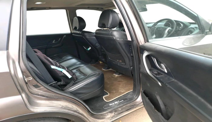 2017 Mahindra XUV500 W10, Diesel, Manual, 2,66,120 km, interior