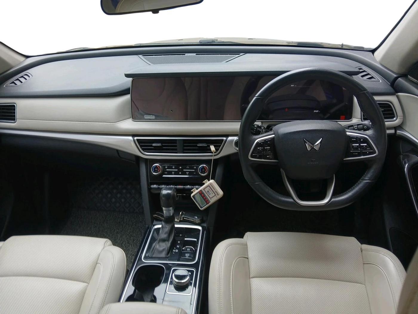 2022 Mahindra XUV700 AX 7 LUXURY P AT 7 STR, Petrol, Automatic, 37,437 km, interior