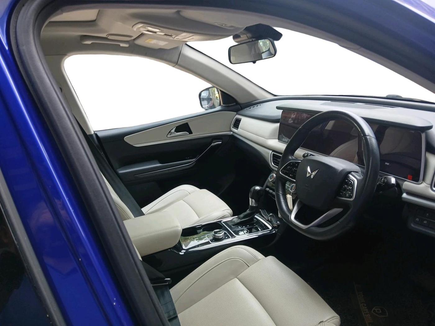 2022 Mahindra XUV700 AX 7 LUXURY P AT 7 STR, Petrol, Automatic, 37,437 km, interior