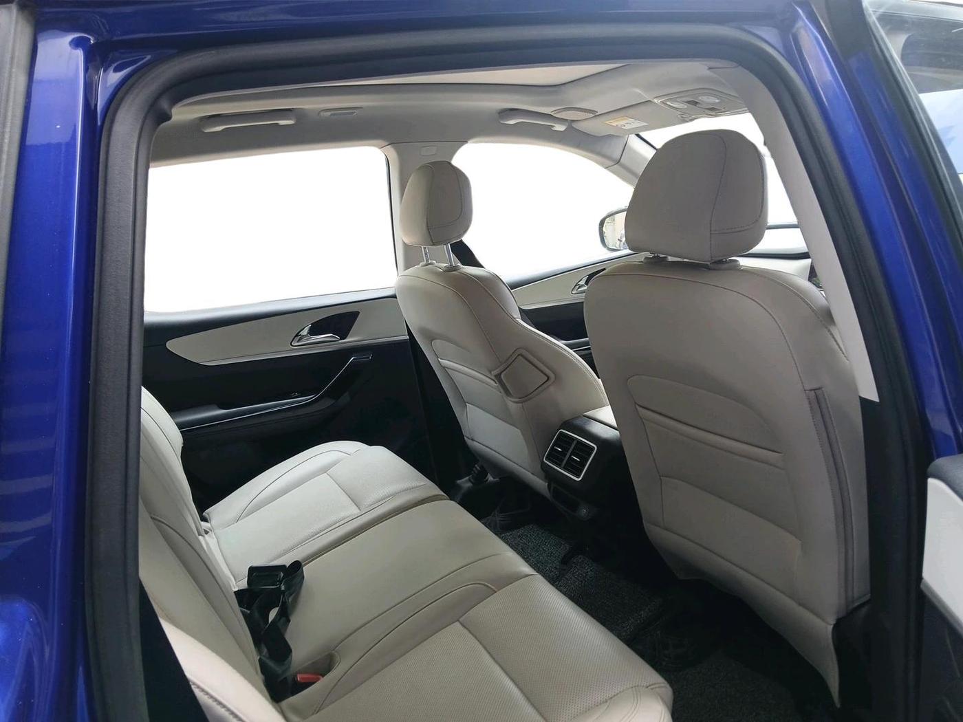 2022 Mahindra XUV700 AX 7 LUXURY P AT 7 STR, Petrol, Automatic, 37,437 km, interior