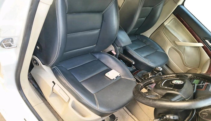 2009 Skoda Laura AMBIENTE 1.9 TDI MT, Diesel, Manual, 2,00,578 km, interior