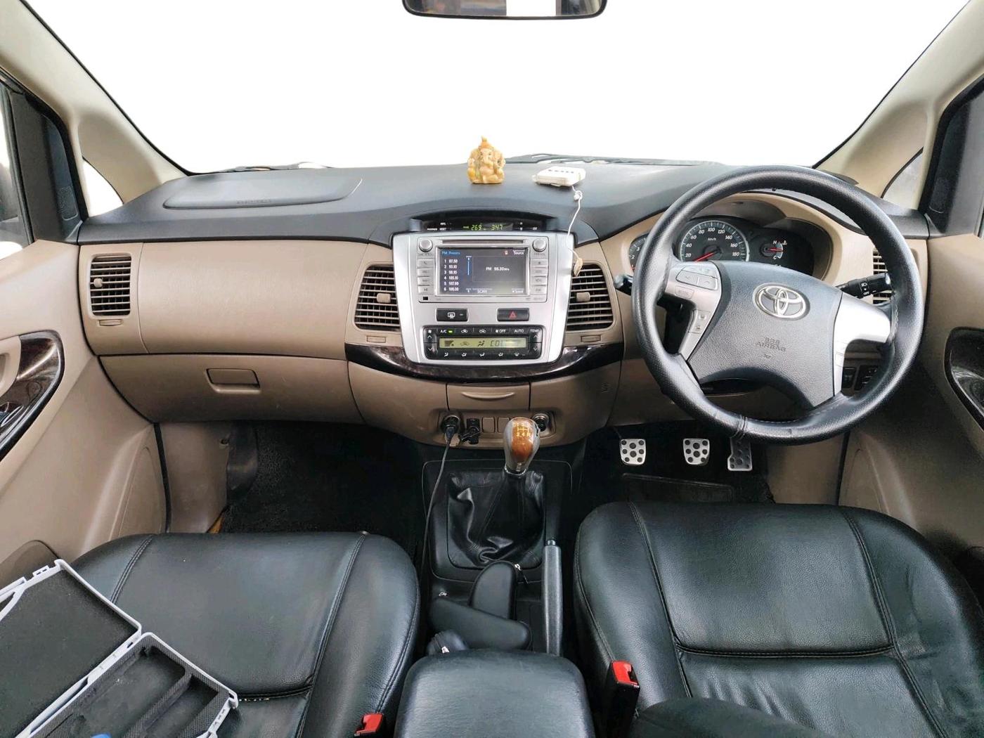 2015 Toyota Innova 2.5 VX 8 STR, Diesel, Manual, 1,12,729 km, interior