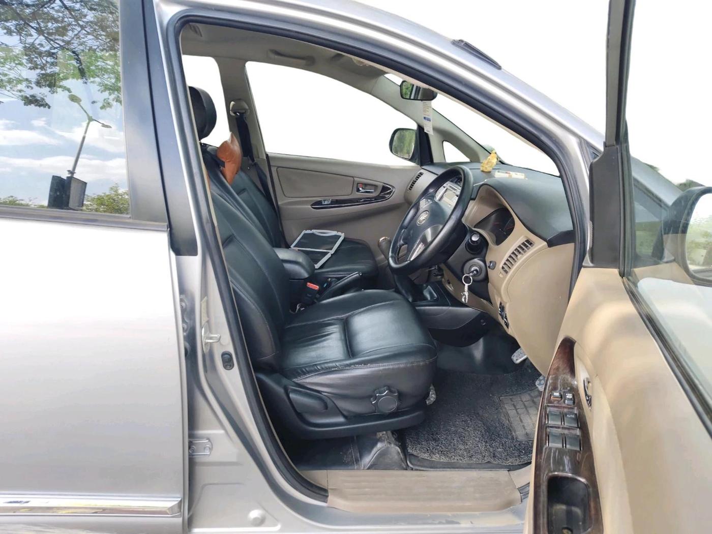 2015 Toyota Innova 2.5 VX 8 STR, Diesel, Manual, 1,12,729 km, interior