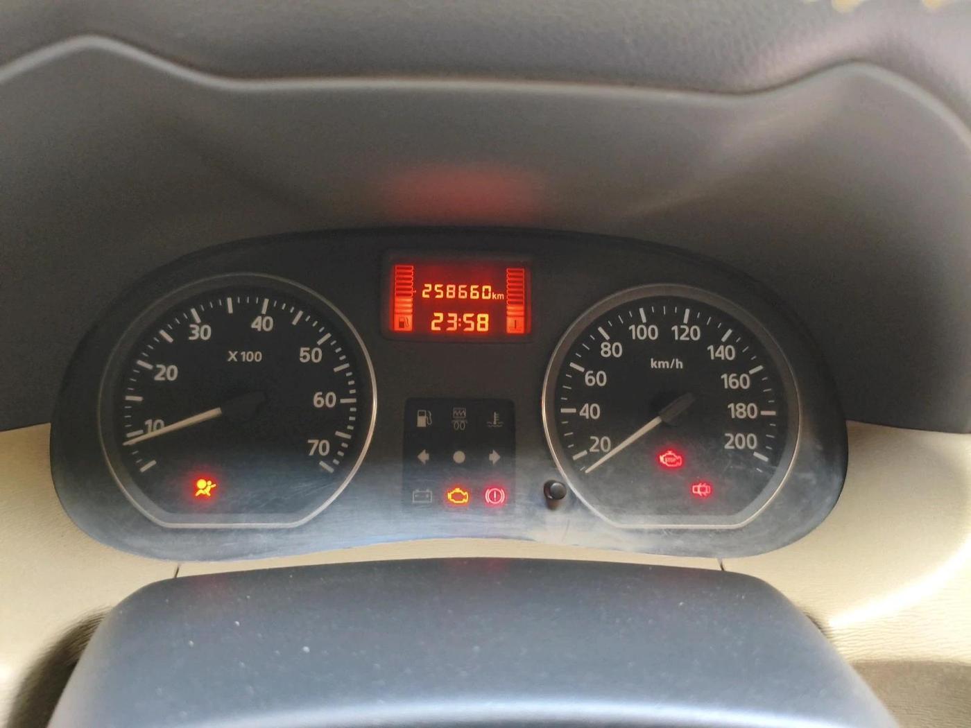 2013 Nissan Terrano XV D THP PREMIUM 110 PS, Diesel, Manual, 2,58,660 km, interior