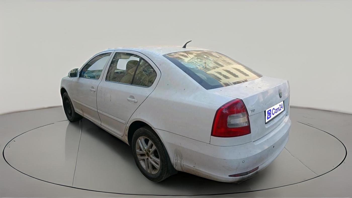 2013 Skoda Laura ELEGANCE 2.0 TDI CR AT, Diesel, Automatic, 2,33,376 km, exterior