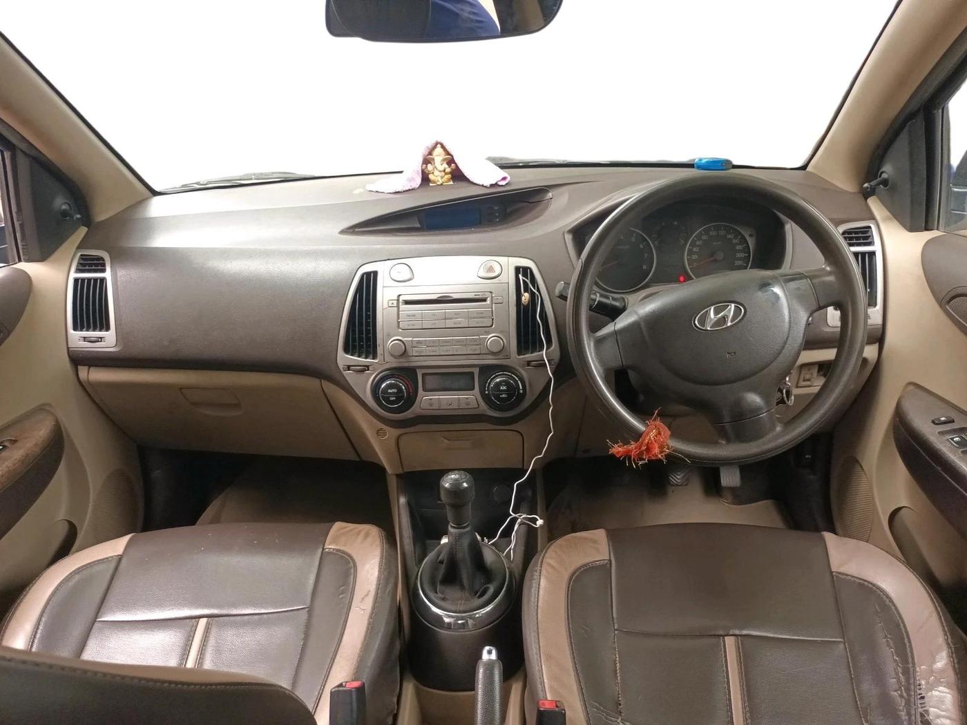 2011 Hyundai i20 MAGNA 1.2, CNG, Manual, 1,30,642 km, interior