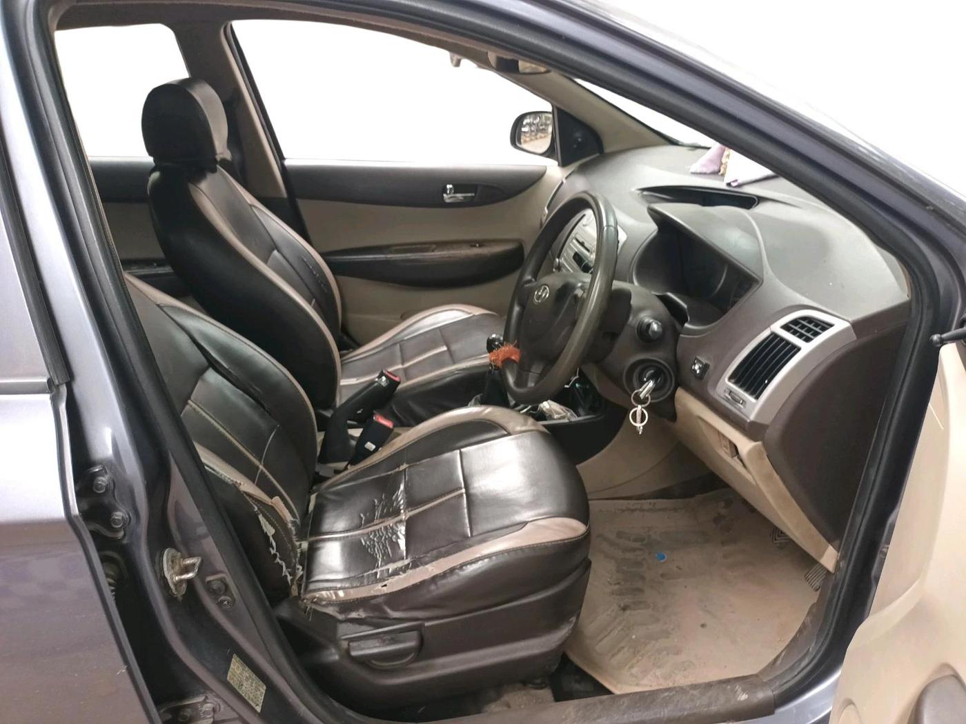 2011 Hyundai i20 MAGNA 1.2, CNG, Manual, 1,30,642 km, interior