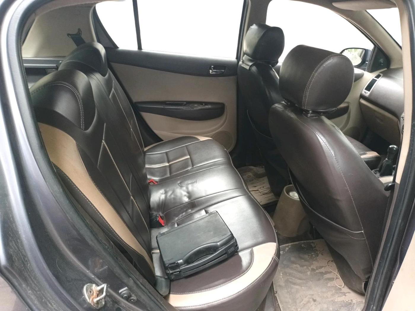 2011 Hyundai i20 MAGNA 1.2, CNG, Manual, 1,30,642 km, interior