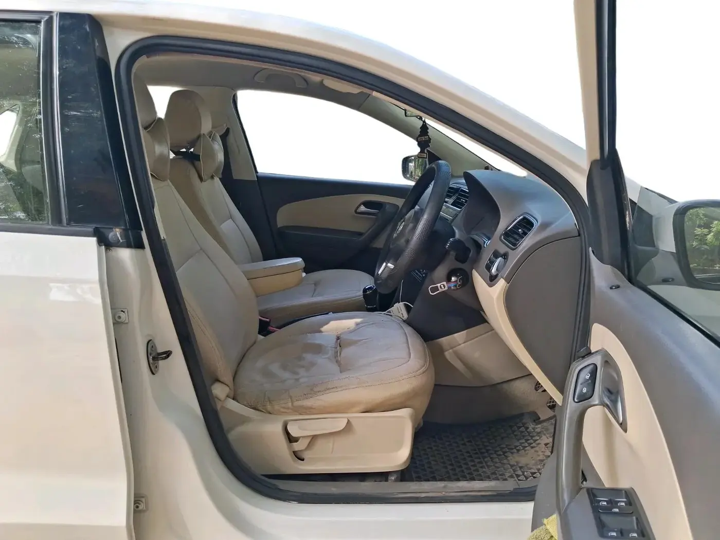 2013 Volkswagen Vento HIGHLINE 1.6 MPI, Petrol, Manual, 1,09,420 km, interior