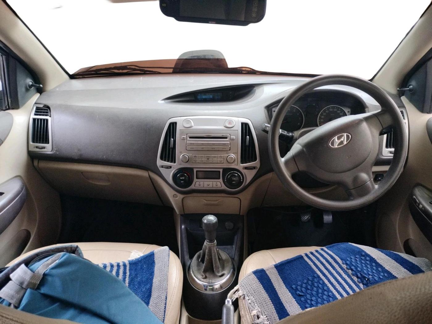 2011 Hyundai i20 MAGNA 1.2, CNG, Manual, 1,10,727 km, interior
