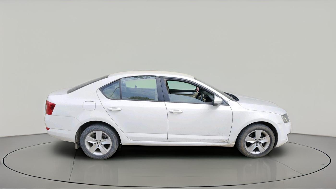 2014 Skoda Octavia ACTIVE 1.4 TSI, Petrol, Manual, 1,11,341 km, exterior