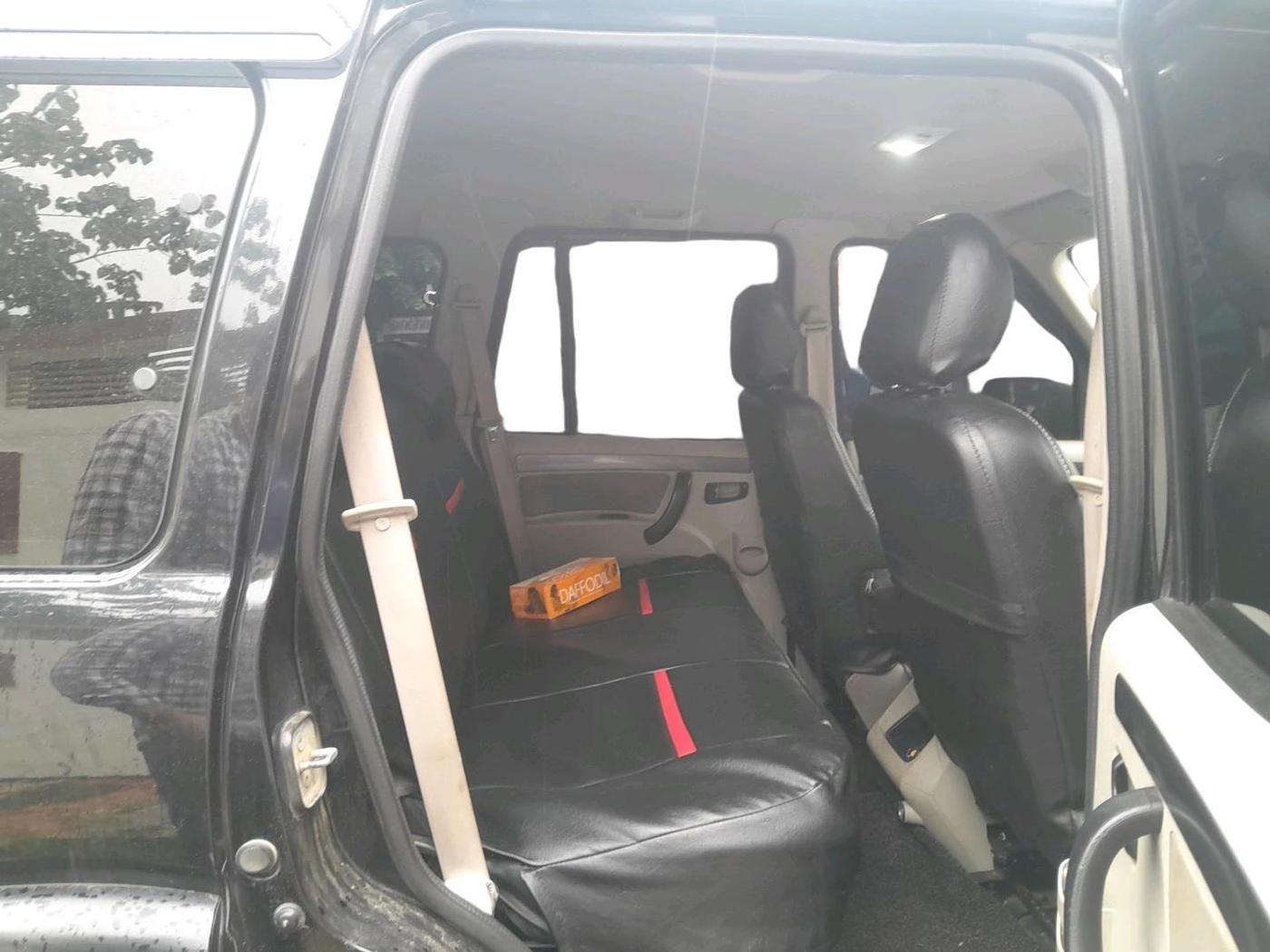 2018 Mahindra Scorpio S7, Diesel, Manual, 1,77,246 km, interior