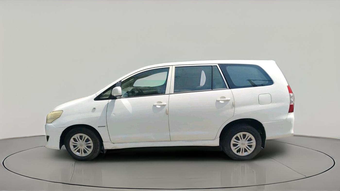 2013 Toyota Innova 2.5 GX 8 STR, Diesel, Manual, 1,67,934 km, exterior