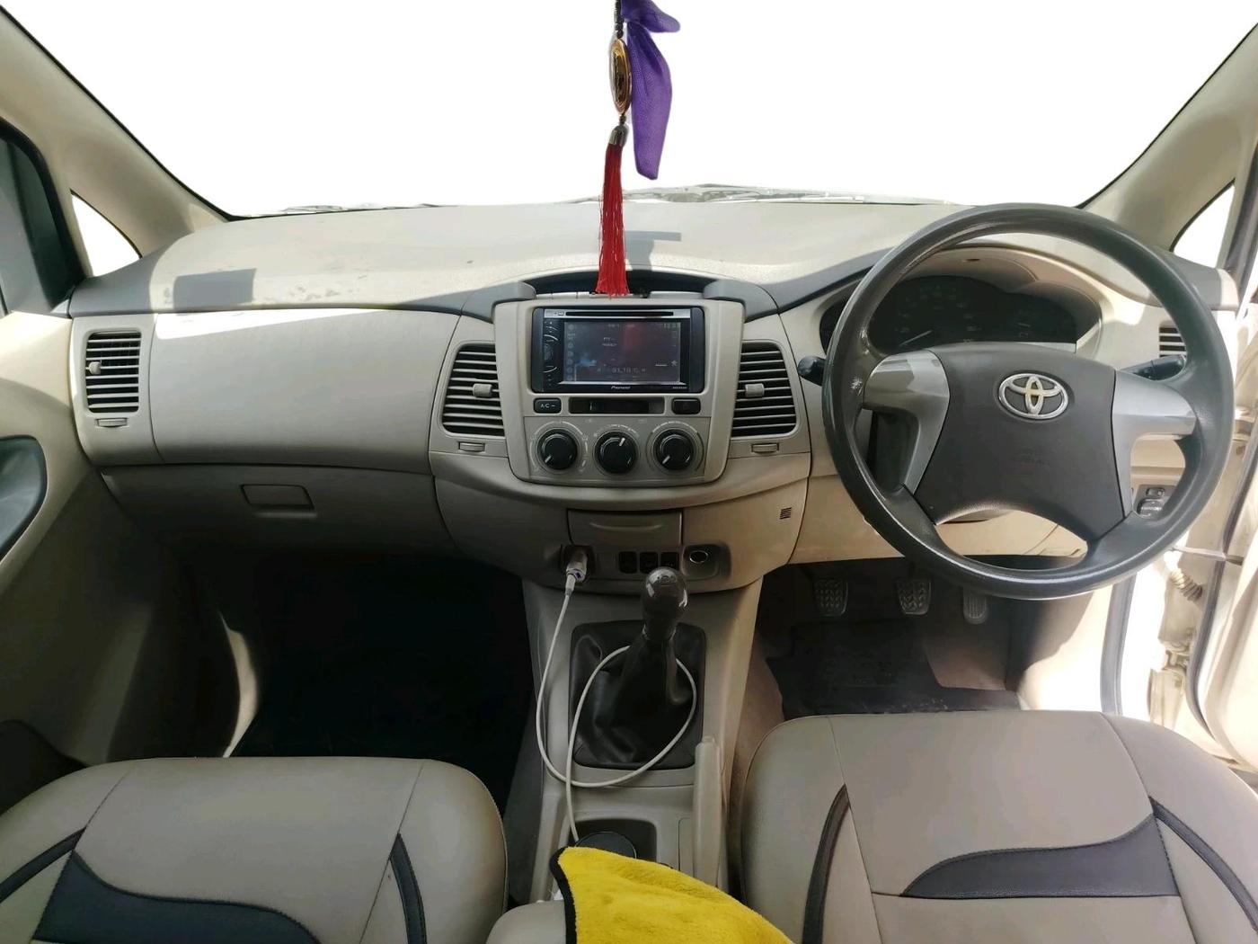 2013 Toyota Innova 2.5 GX 8 STR, Diesel, Manual, 1,67,934 km, interior