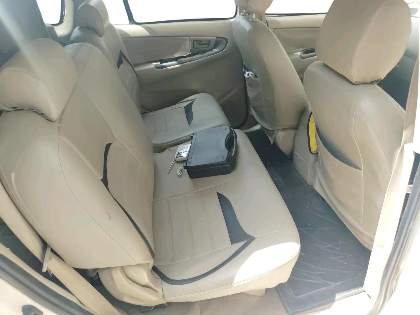 2013 Toyota Innova 2.5 GX 8 STR, Diesel, Manual, 1,67,934 km, interior