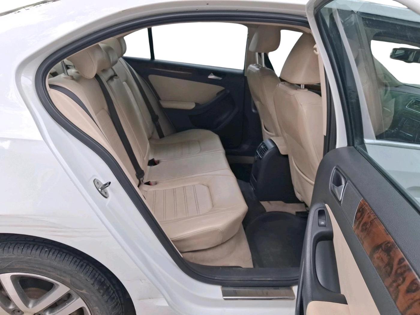 2014 Volkswagen Jetta HIGHLINE TDI AT, Diesel, Automatic, 1,57,044 km, interior