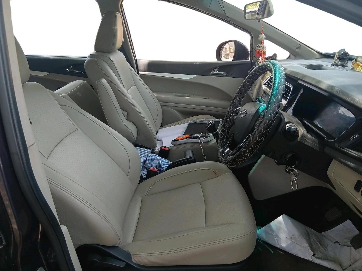 2018 Mahindra MARAZZO M8 7 STR, Diesel, Manual, 90,317 km, interior
