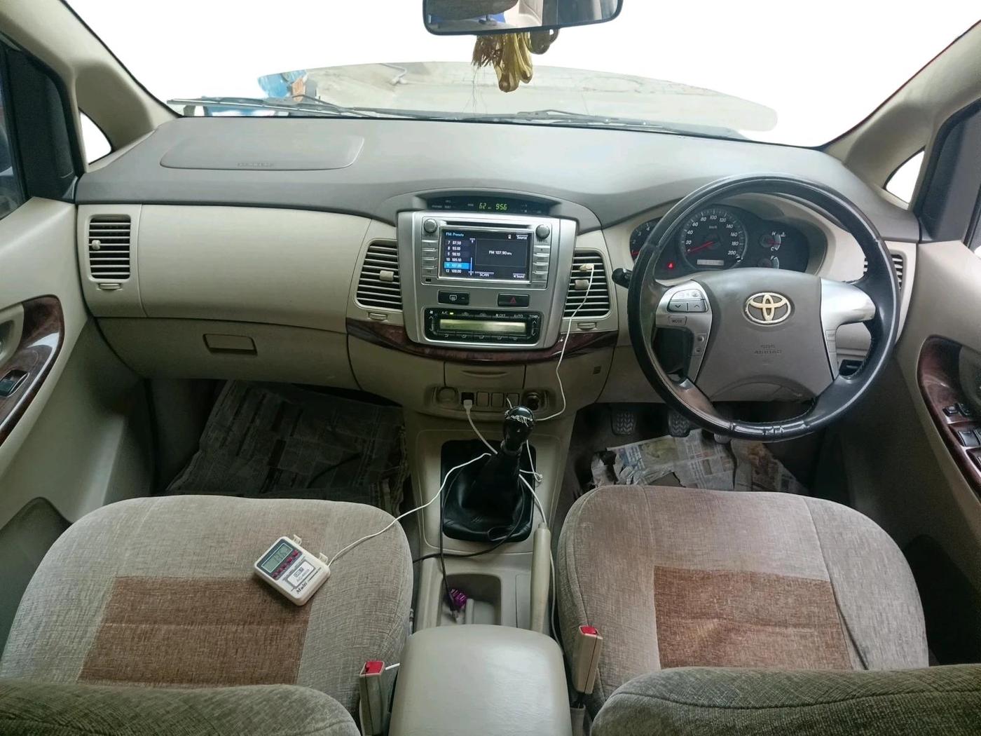 2014 Toyota Innova 2.5 VX 7 STR, Diesel, Manual, 3,16,698 km, interior