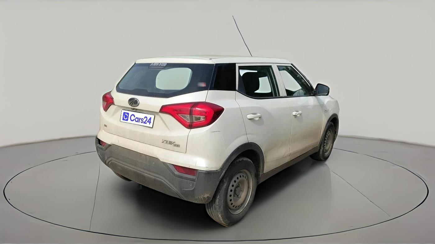 2021 Mahindra XUV300 W4 1.5 DIESEL, Diesel, Manual, 1,39,186 km, exterior