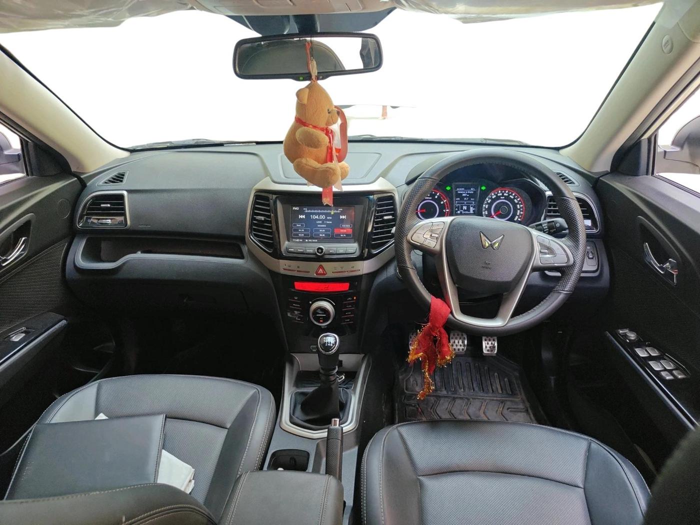 2022 Mahindra XUV300 W8 (O) 1.2 PETROL, Petrol, Manual, 32,430 km, interior
