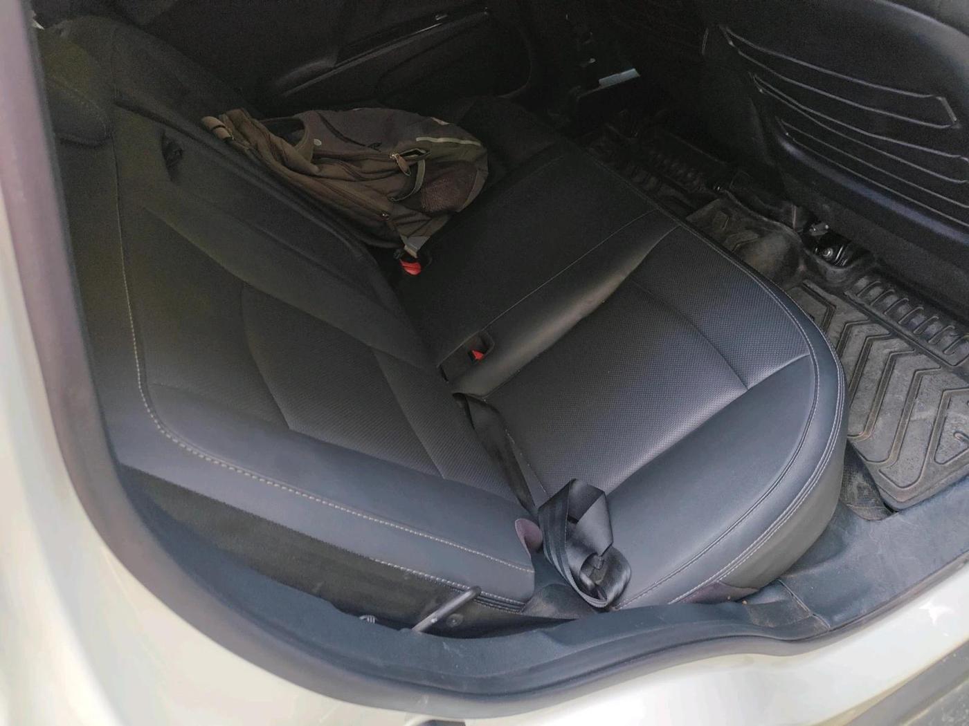 2022 Mahindra XUV300 W8 (O) 1.2 PETROL, Petrol, Manual, 32,430 km, interior