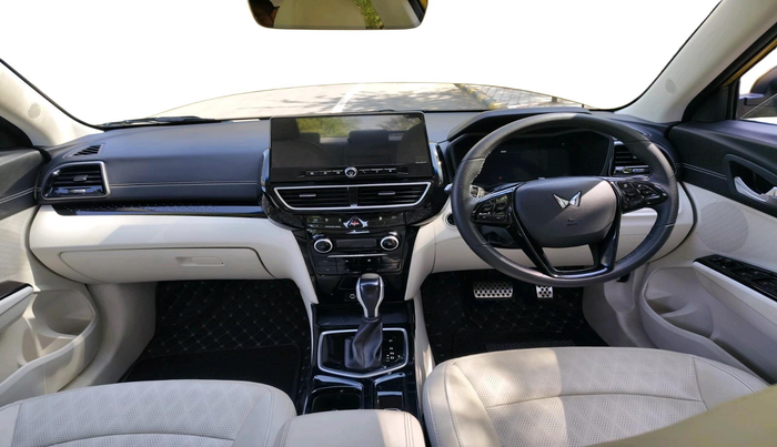 2024 Mahindra XUV 3XO AX7L 1.2 Petrol AT, Petrol, Automatic, 11,284 km, interior
