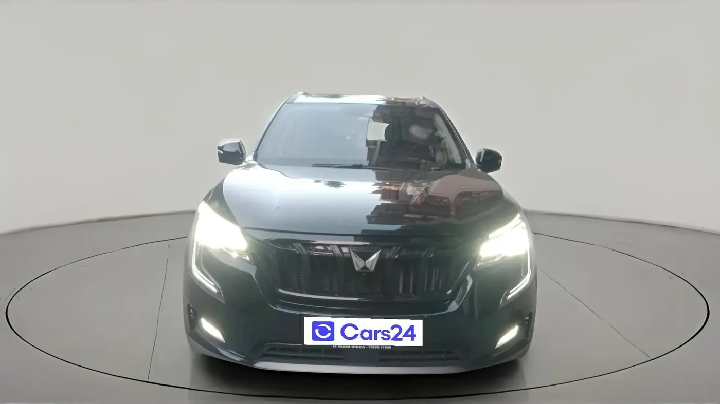 2025 Mahindra XUV700 AX 7 LUXURY D AT 7 STR, Diesel, Automatic, 9,656 km, exterior