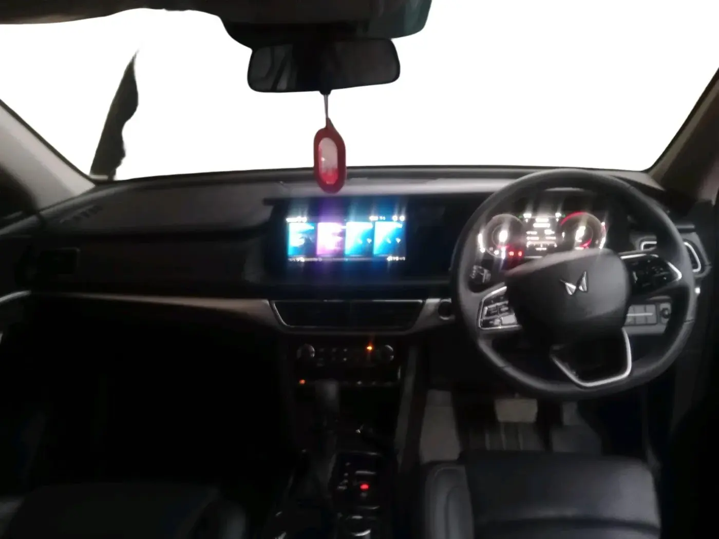 2025 Mahindra XUV700 AX 7 LUXURY D AT 7 STR, Diesel, Automatic, 9,656 km, interior