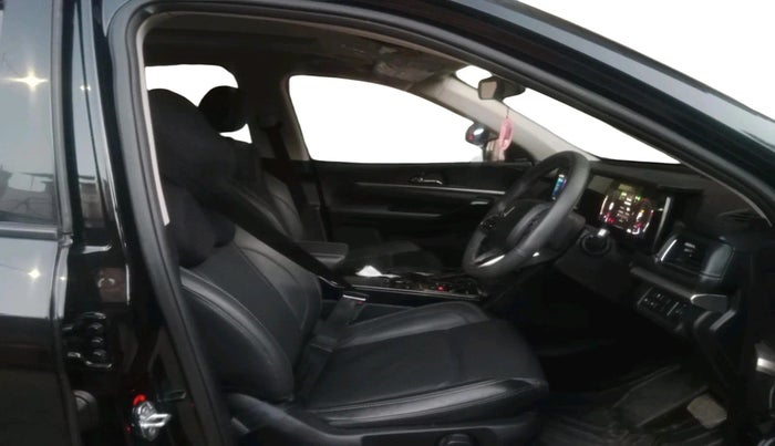 2025 Mahindra XUV700 AX 7 LUXURY D AT 7 STR, Diesel, Automatic, 9,656 km, interior