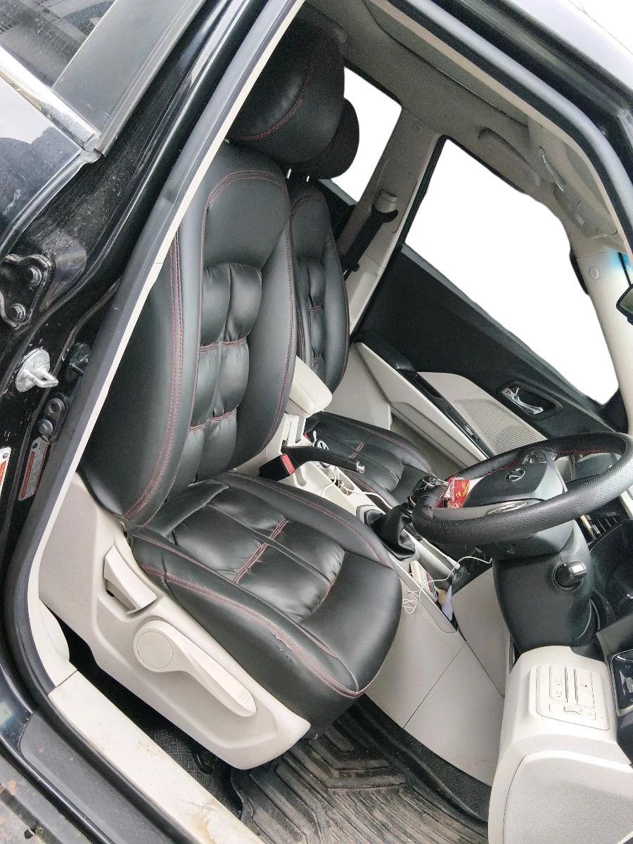 2022 Mahindra XUV300 W8 (O) 1.5 DIESEL, Diesel, Manual, 1,25,362 km, interior
