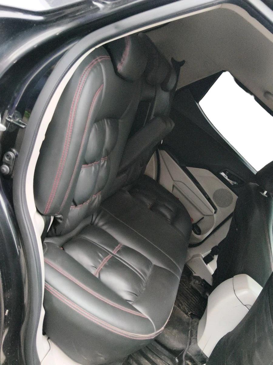2022 Mahindra XUV300 W8 (O) 1.5 DIESEL, Diesel, Manual, 1,25,362 km, interior