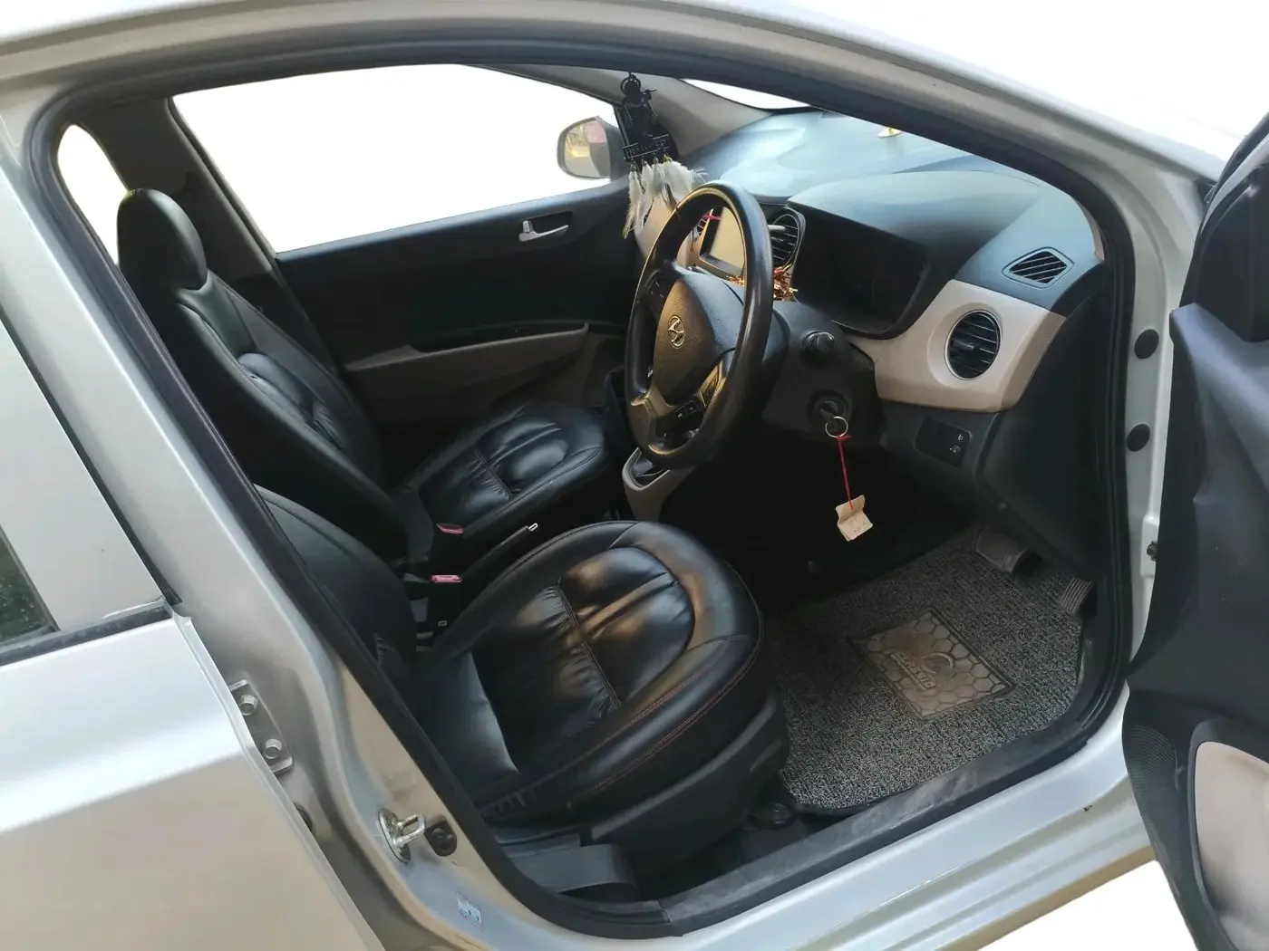 2017 Hyundai Grand i10 SPORTZ (O) AT 1.2 KAPPA VTVT, CNG, Automatic, 74,375 km, interior