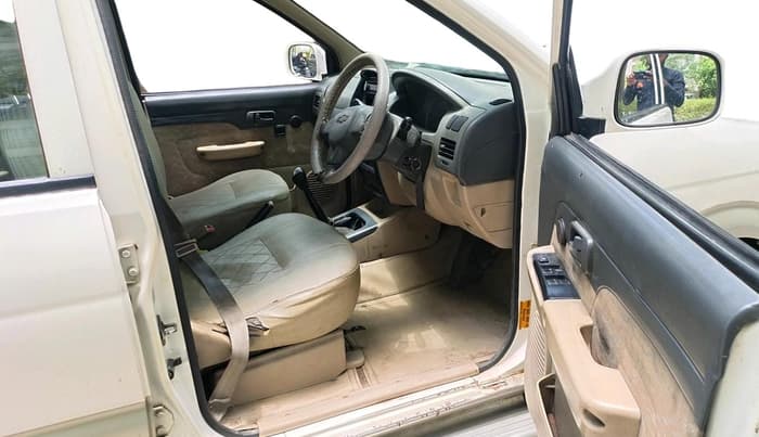 2014 Chevrolet Tavera NEO 3 LT R 9 STR BS III, Diesel, Manual, 4,81,726 km, interior