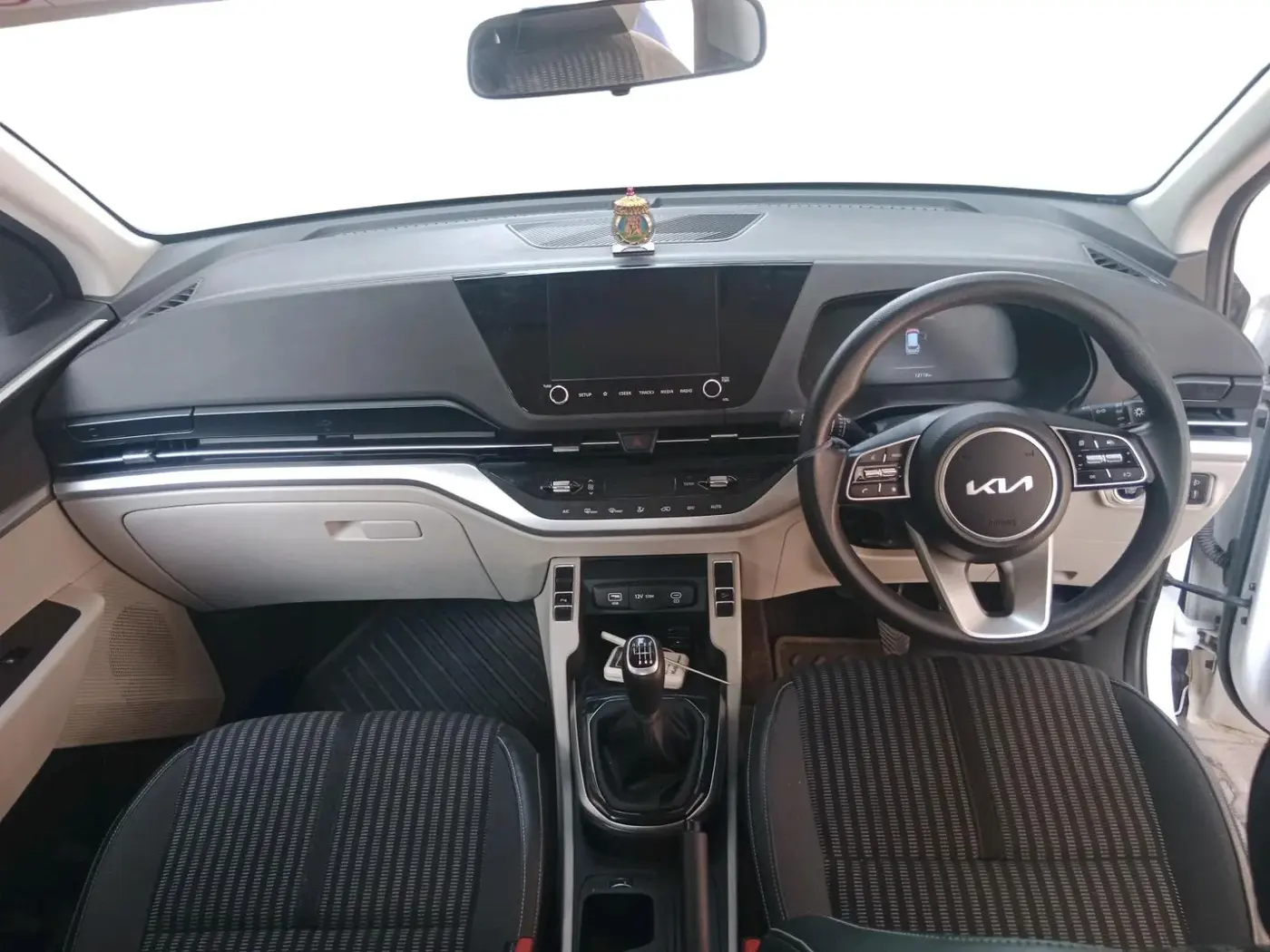 2023 KIA CARENS PRESTIGE PLUS 1.5 PETROL IMT 7 STR, Petrol, Manual, 12,116 km, interior